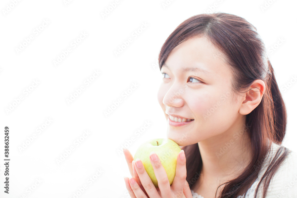 リンゴを持っている女性