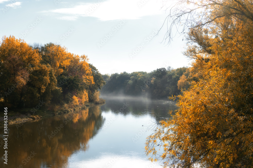 Nebel über einem Fluss im Herbst Nebel über einem Fluss im Herbst