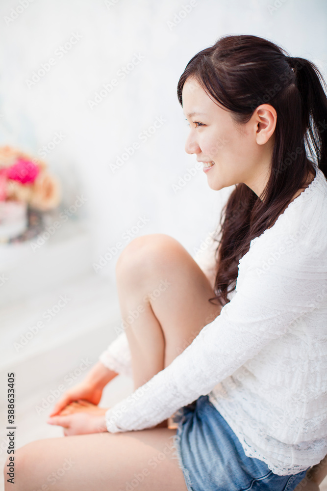 椅子に座っている女性