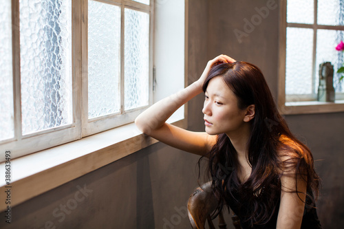 窓辺に座る女性