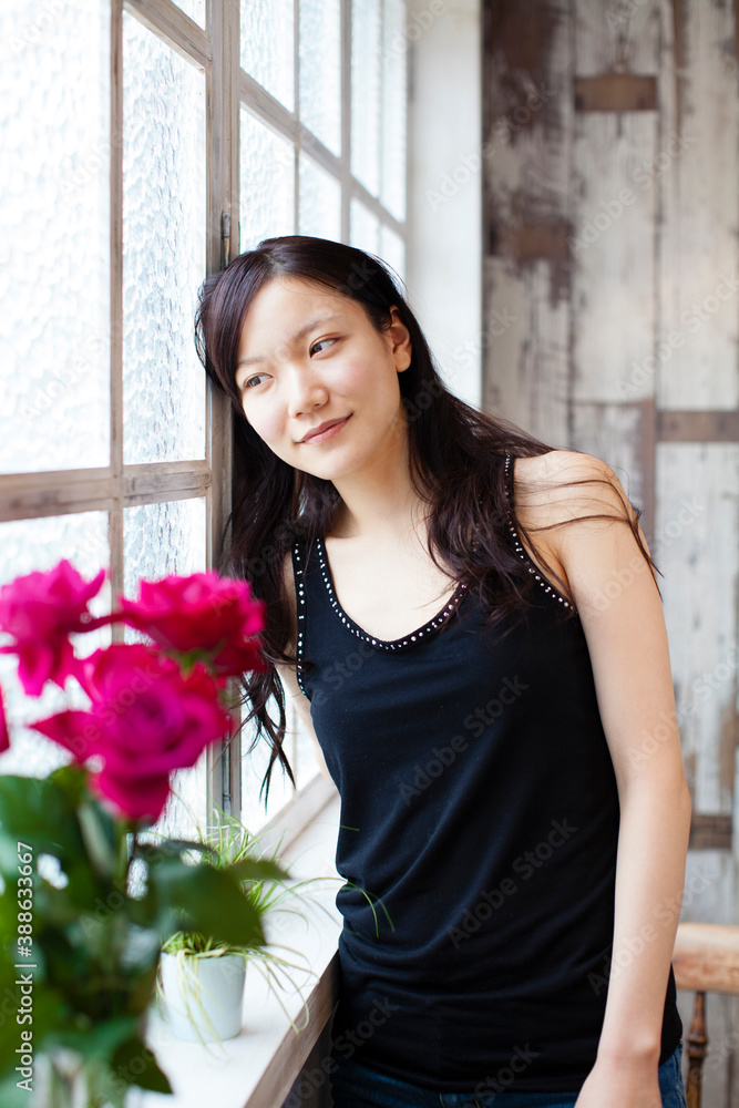 窓辺に佇む女性