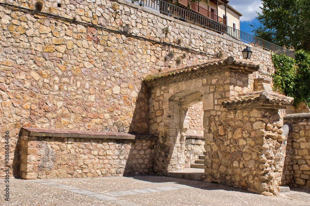 Puerta y muralla de piedra en la ciudad de Cuenca, Castilla la Mancha