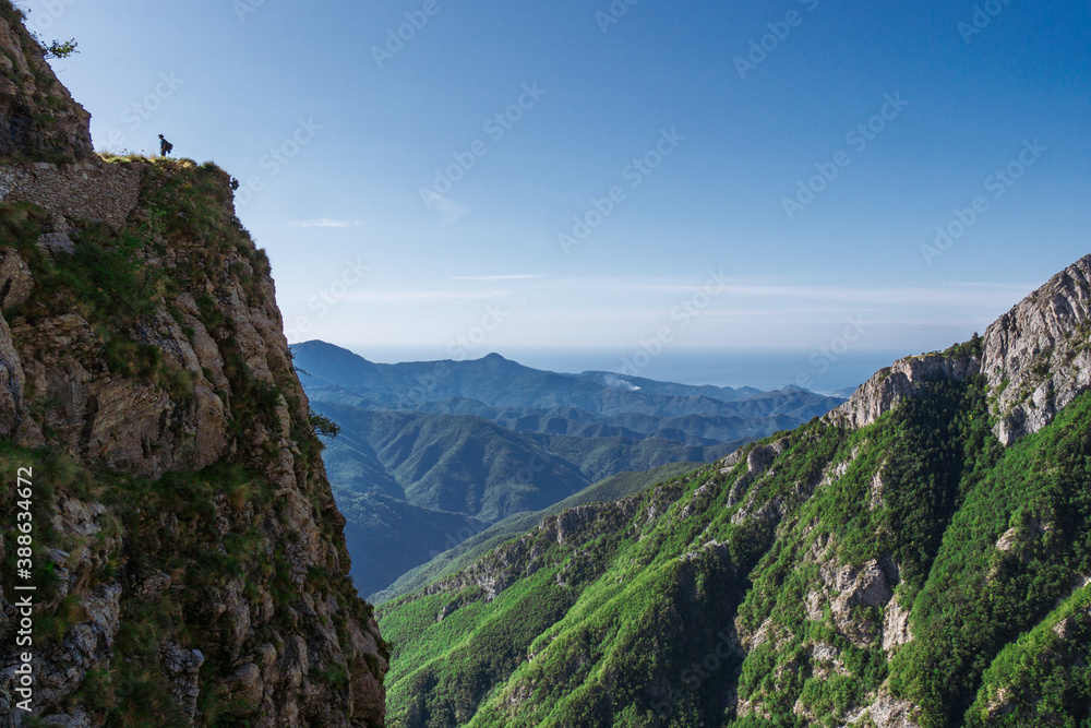 Naklejka premium Berge, Himmel, Alpen, Seealpen, Ligurien, Italien, Wandern, Panorama, Landschaft, Fels, Wald, Bäume, Sommer, blau, Gipfel, Landschaftsidyll, Berglandschaft