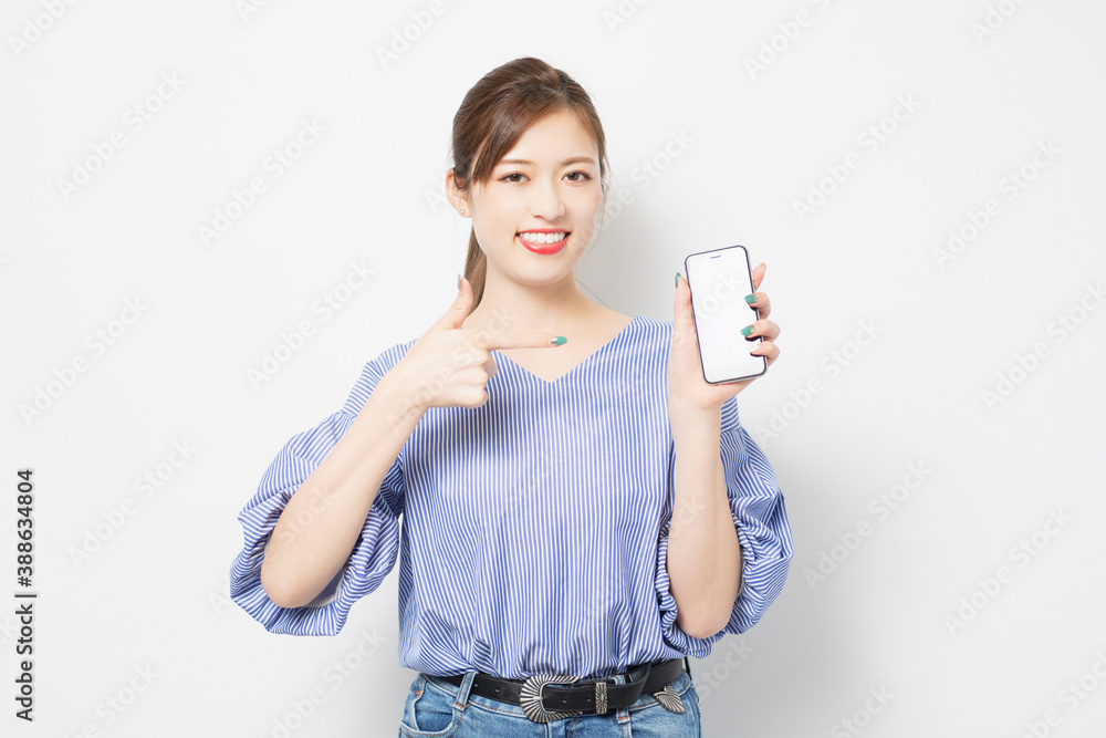 スマホを使う若い女性 スマホを使う若い女性