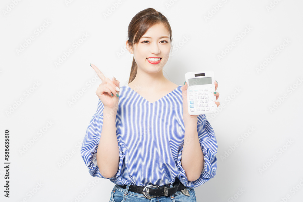 電卓を持つ若い女性 電卓を持つ若い女性