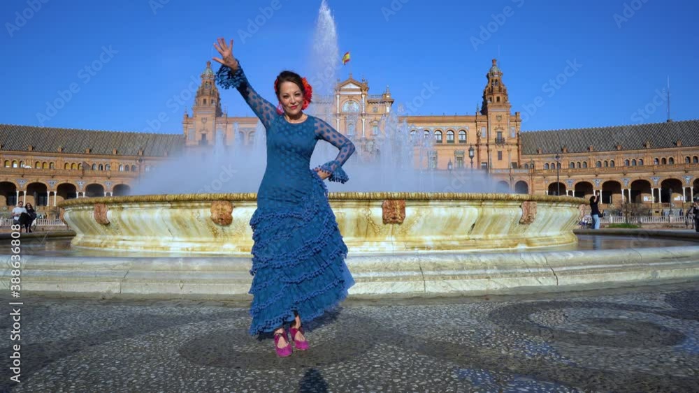 Mujer bailando flamenco en la plaza de España de Sevilla, Andalucía.	
