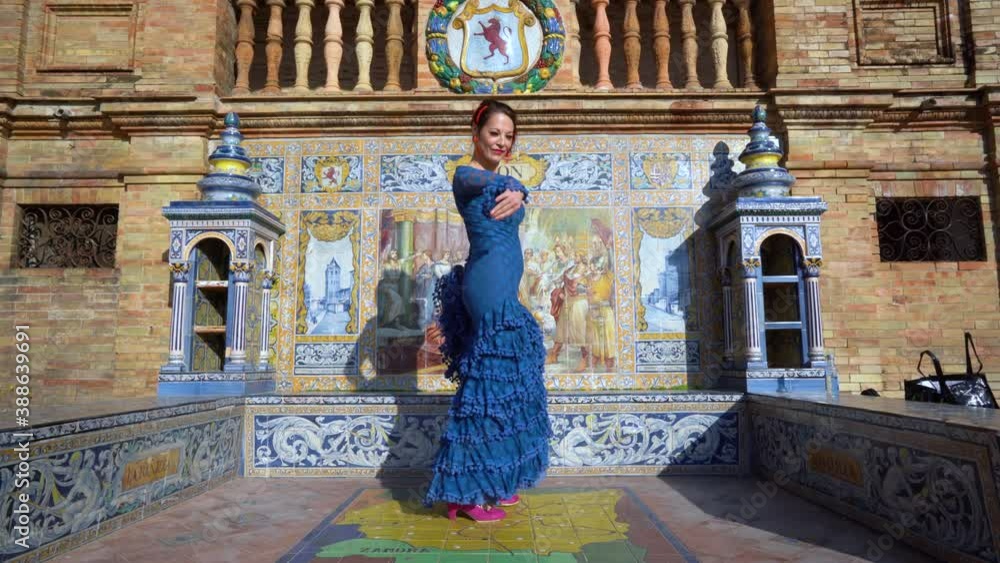 Mujer bailando flamenco en la plaza de España de Sevilla, Andalucía.	
