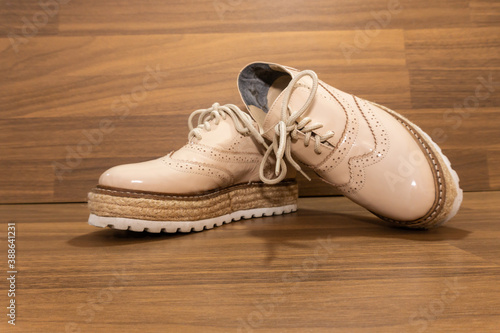 Zapatos de charol color claro. Light colored patent leather shoes. photo