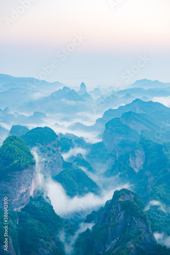 Fényképezés Sunrise over the sea of clouds in Bajiaozhai, Ziyuan County, Guilin, Guangxi