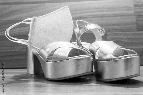 Zapatos de charol plateados de mujer y tapabocas. Silver patent leather shoes for women and face masks. photo