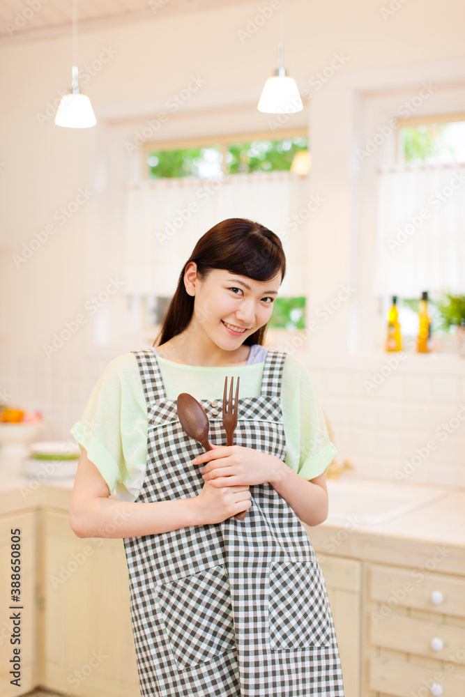 エプロン姿の女性 エプロン姿の女性