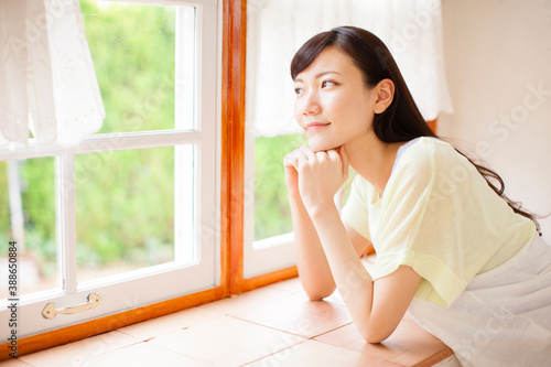 窓から外を眺める女性 Free Download 窓から外を眺める女性 - GFXLoad