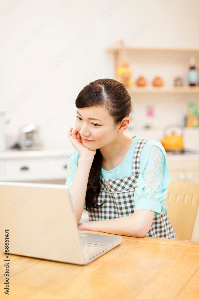 レシピを検索する女性 レシピを検索する女性