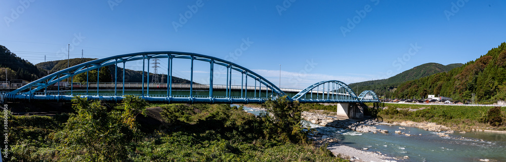 Obraz premium 手取川を渡る水道橋