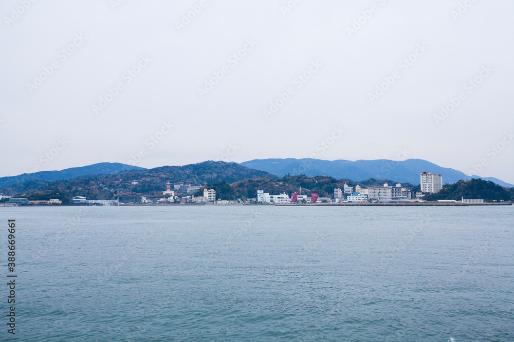 鳥羽市営定期船から見た鳥羽市街