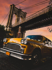 Sierkussen New York taxi Gele taxi onder Brooklyn Bridge  © Mat Hayward
