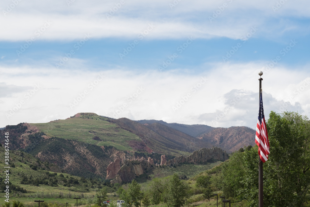Fototapeta premium flags on the hill mountain range garden of gods