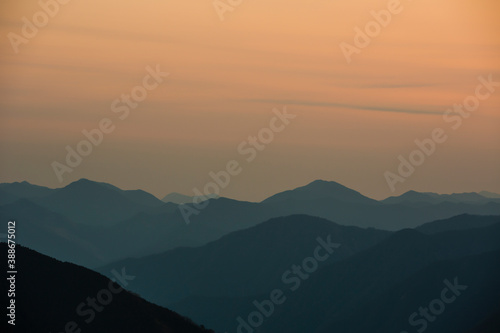玉置神社から見た山々の夕景 © Paylessimages