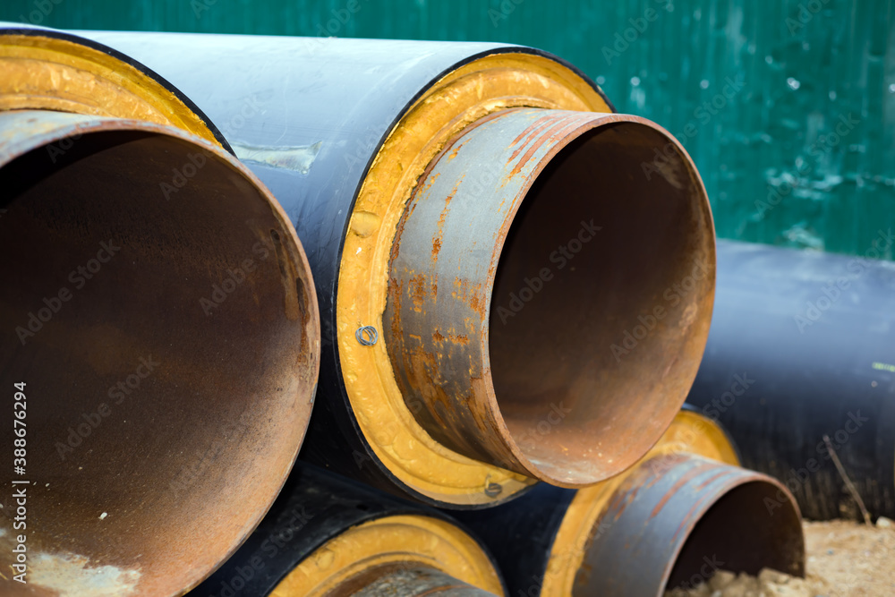 The pipeline is rusty and insulated The pipeline is rusty and insulated