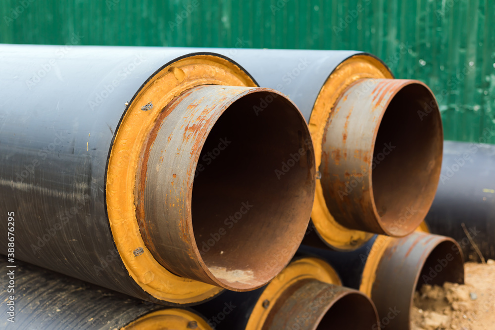 The pipeline is rusty and insulated The pipeline is rusty and insulated