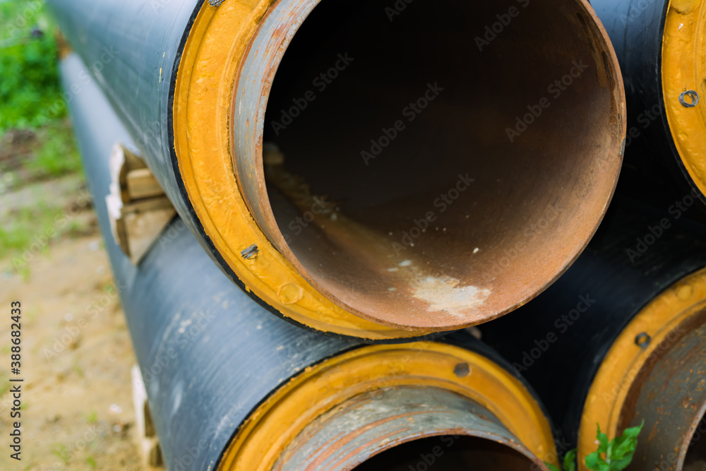The pipeline is rusty and insulated The pipeline is rusty and insulated