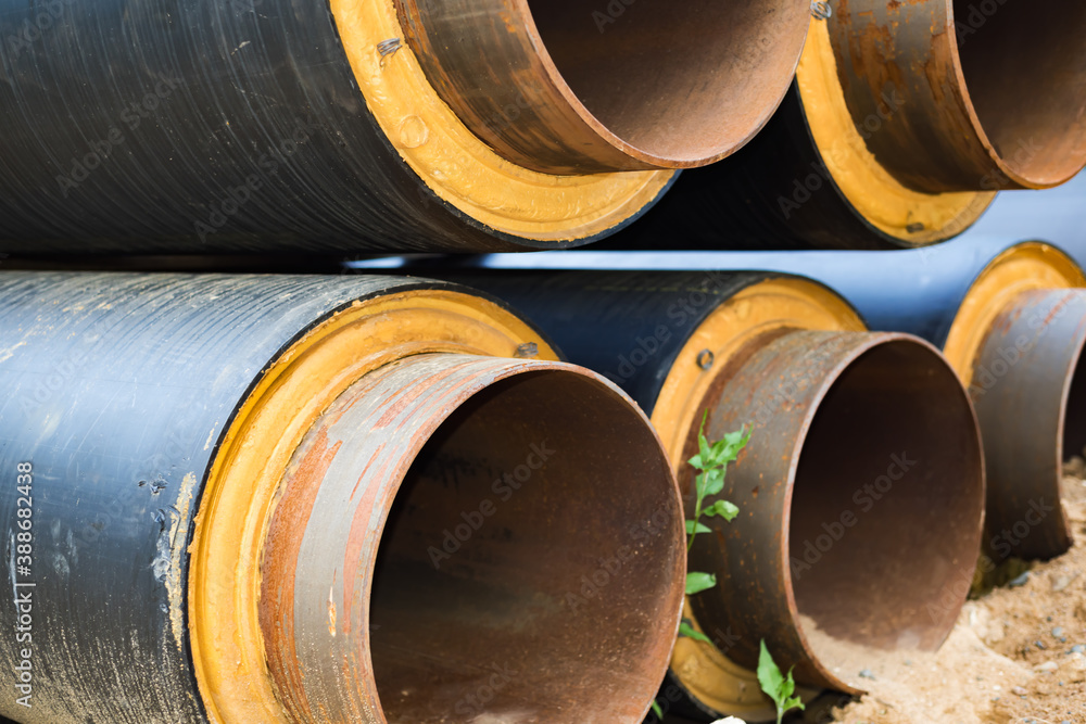 The pipeline is rusty and insulated The pipeline is rusty and insulated