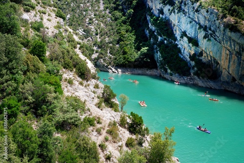 View to the cliffy rocks of Verdon Gorge at lake of Sainte Croix, Provence. Near Moustiers Sainte Marie, department Alps de Haute, region Provence Alpes Cote d’Azur. Largest green canyon in France