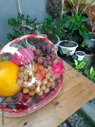 Berbagai macam buah-buahan dalam ranjang sebagai hadiah.
 photo