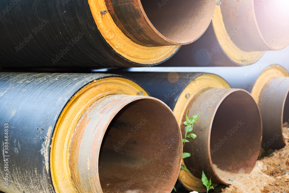 The pipeline is rusty and insulated The pipeline is rusty and insulated