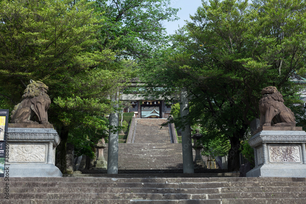 諏訪神社参道の石鳥居