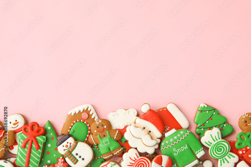 Obraz premium Different Christmas gingerbread cookies on pink background, flat lay. Space for text