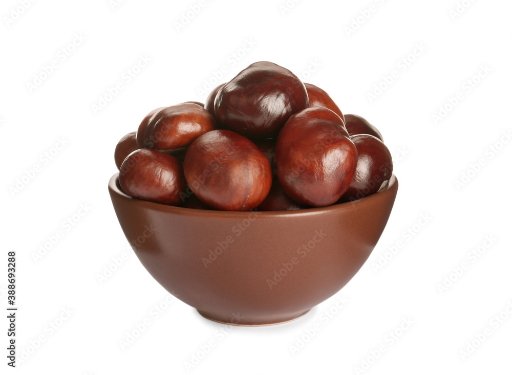 Obraz premium Horse chestnuts in bowl on white background