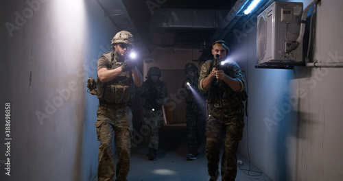 Canvas Print Soldiers with flashlights inspecting dark corridor