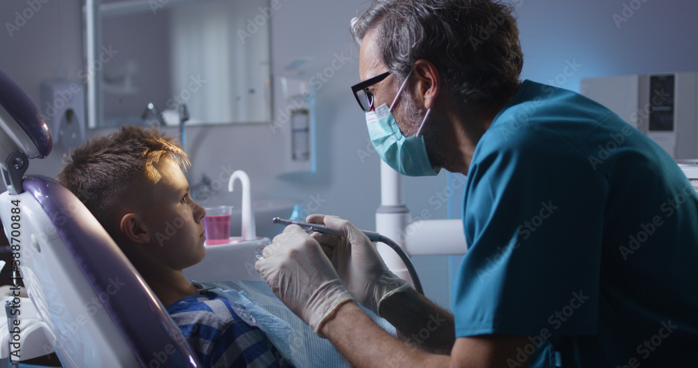 Plakat Dentist explaining treatment to teen patient