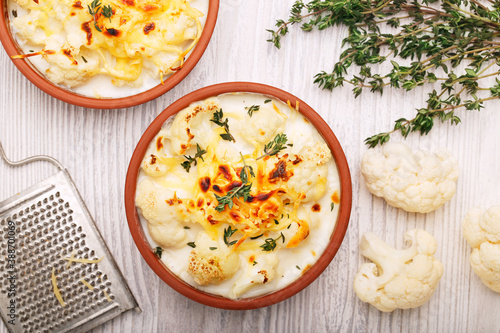 Foto Cauliflower casserole with sauce cheese, top view