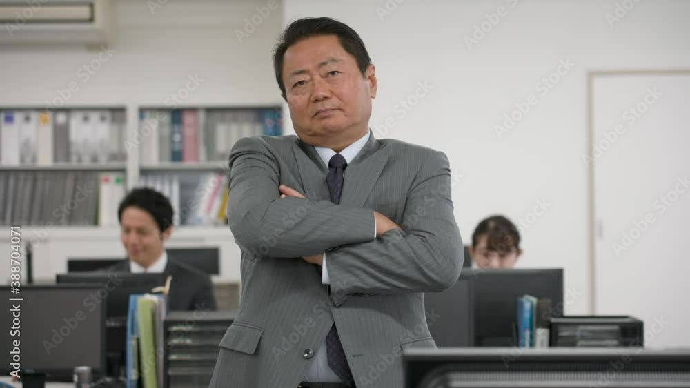 悩むビジネスマン シニア 悩むビジネスマン シニア
