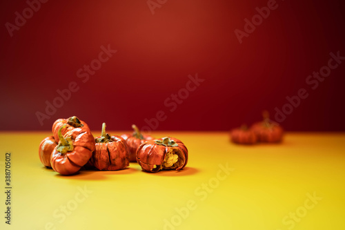 Obraz na płótnie Group of little pumpkins over yellow surface w salonie