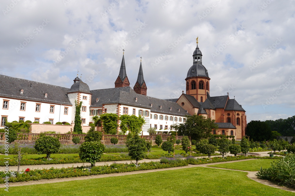 Kloster und Konventgarten in Seligenstadt mit Einhard-Basilika St. Marcellinus und Petrus