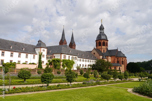 Kloster und Konventgarten in Seligenstadt mit Einhard-Basilika St. Marcellinus und Petrus