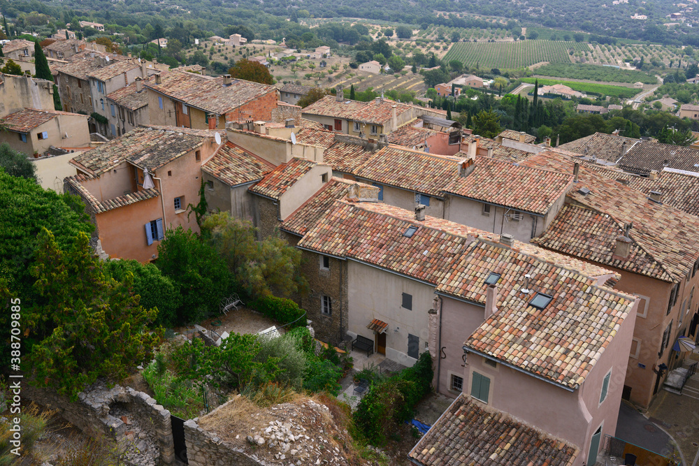 Vue aérienne sur les toits de Saint-Saturnin-lès-APT (84494), Vaucluse en Provence-Alpes-Côte-d'Azur, France