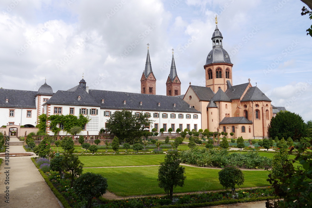 Konventgarten mit Basilika und Abtei in Seligenstadt in Hessen am Main