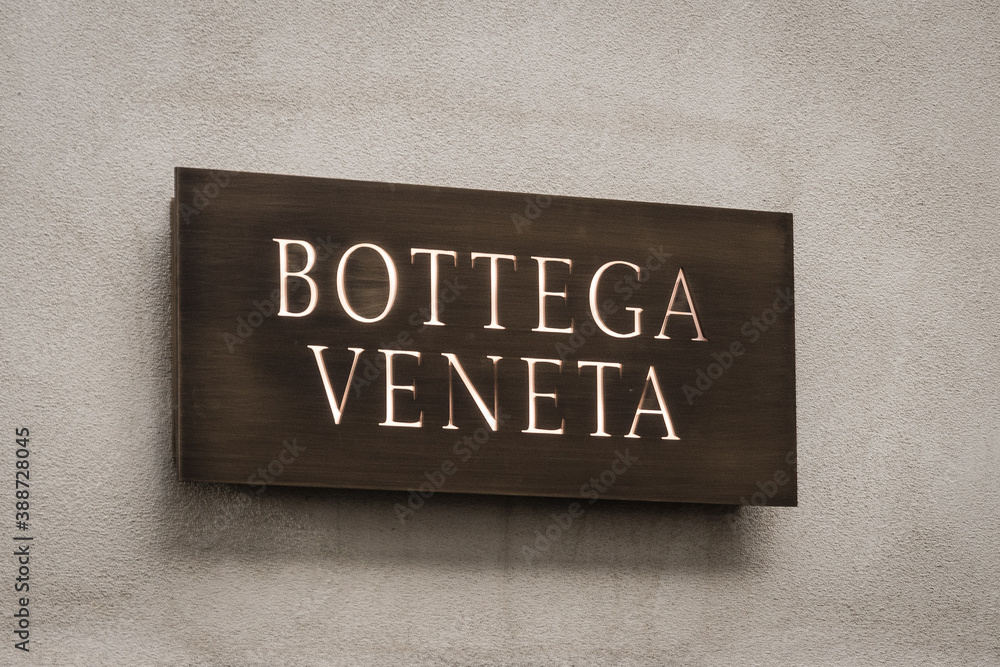 Milan, Italy - October 8, 2016: Logo of a Bottega Veneta shop in Milan -  Montenapoleone area, Italy. Few days after Milan Fashion Week. Fall Winter  2017 Collection. foto de Stock