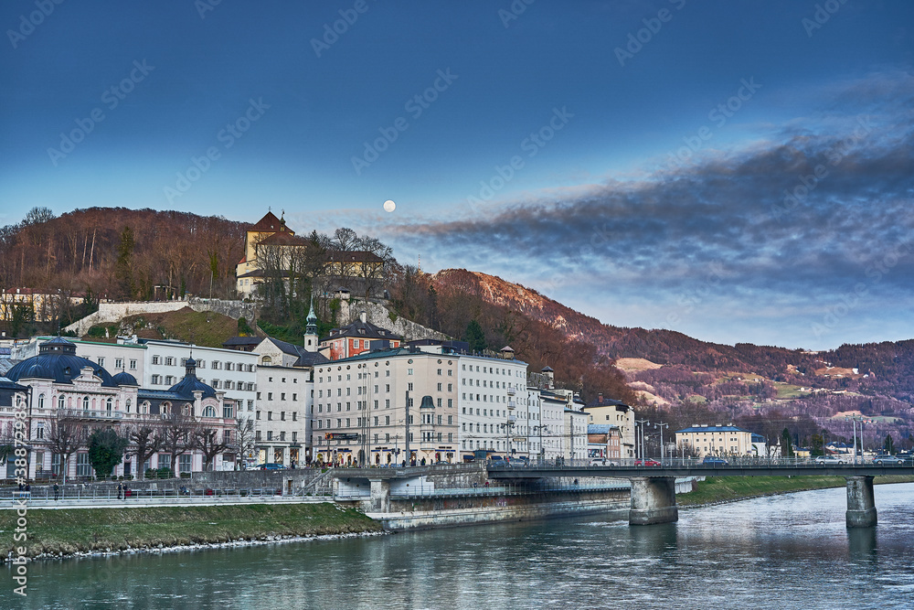 Artadecer en Salzburgo con la salida de la luna y el rio con su puente