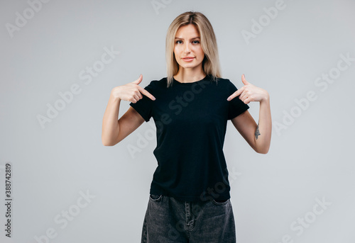 Canvastavla Stylish blonde girl wearing black t-shirt posing in studio