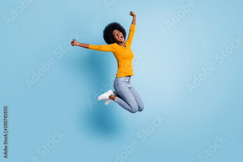 Papier peint Photo portrait full body of excited girl celebrating jumping up isolated on past