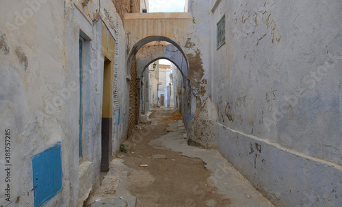 Pasajes y calles de la antigua medina de kairouan, Tunez © victor