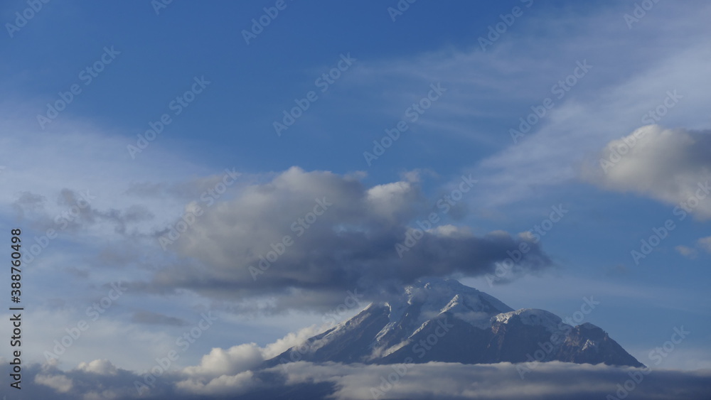Der Chimborazo (Höhe 6310 m) galt vor der Vermessung des Himalaya als der höchste Berg der Welt. Legendär ist der Versuch der Erstbesteigung von A. v. Humboldt zusammen mit A. Bonpland und C. Montúfar