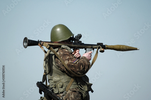 Fotografija Soldier with antitank grenade launcher and flag of Armenia on military uniform