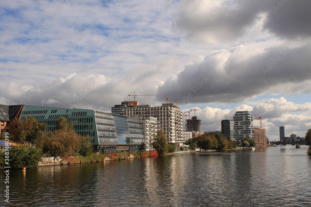 Herbstliches Spreeufer in Berlin; Blick von der Schillingbrücke nach Osten