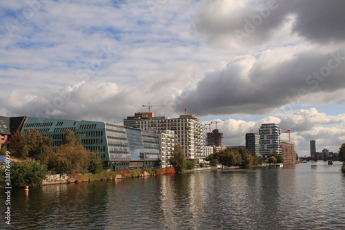 Herbstliches Spreeufer in Berlin  Blick von der Schillingbrücke nach Osten © holger.l.berlin